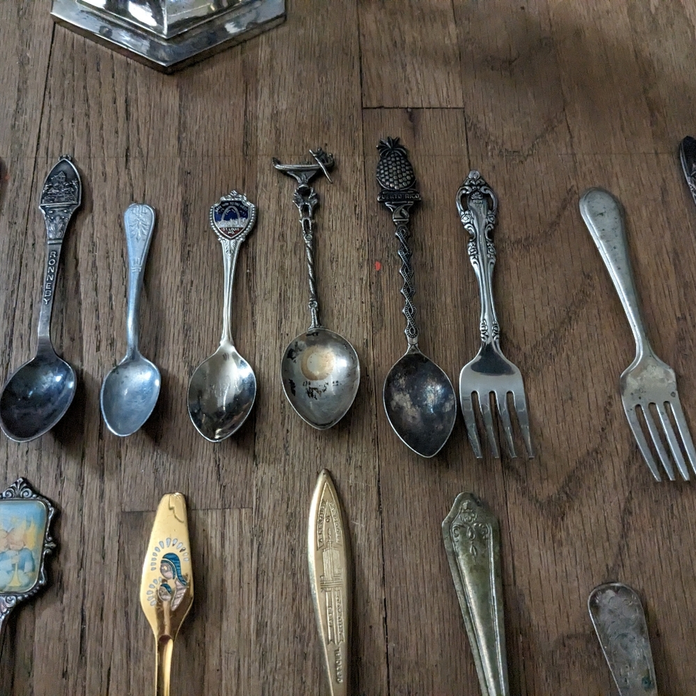 Silver, and gold three of the spoons are 6.5 g of silver. One is 3.2 g. Of gold
